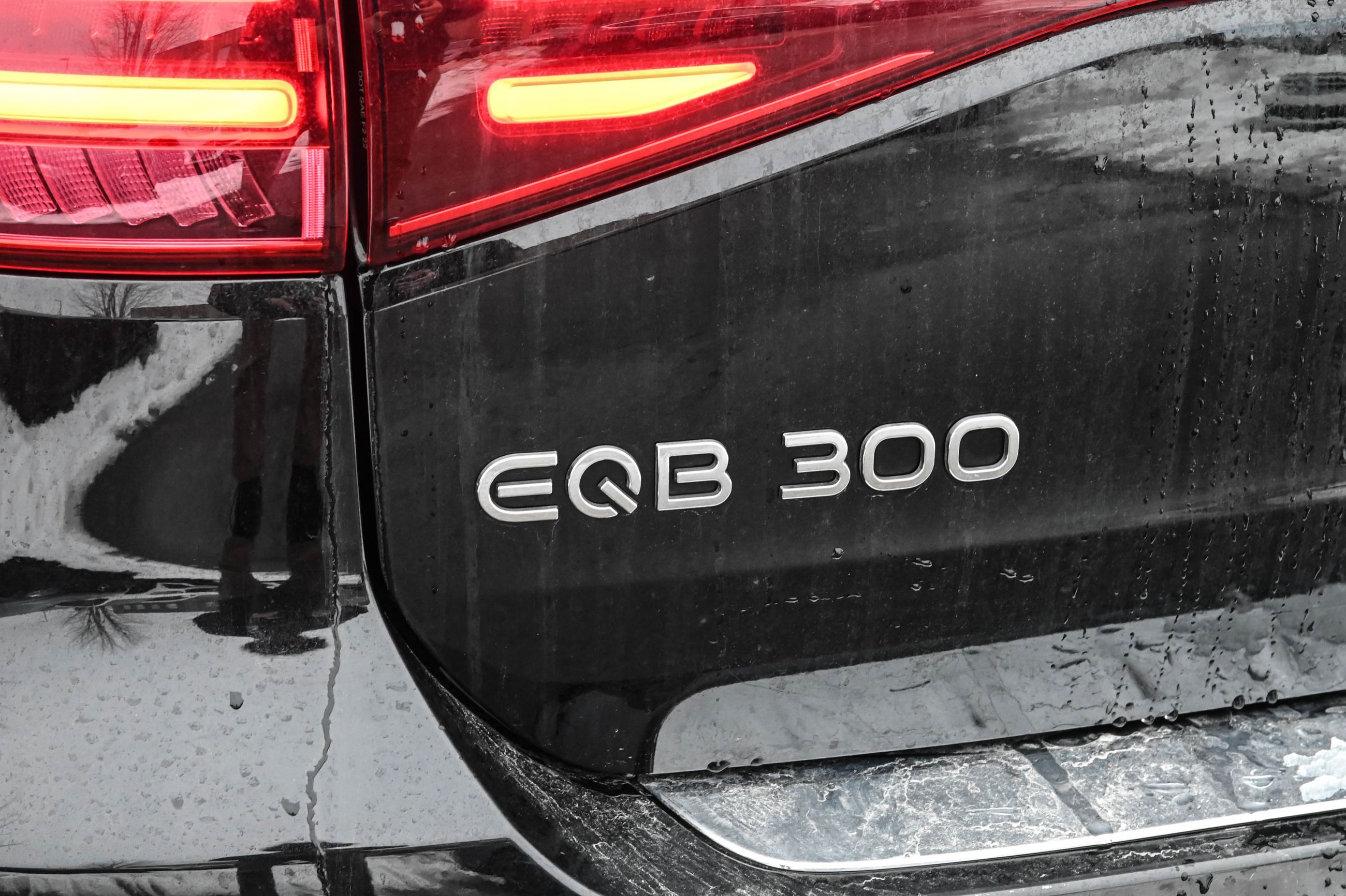 Mercedes-Benz EQB300  2024