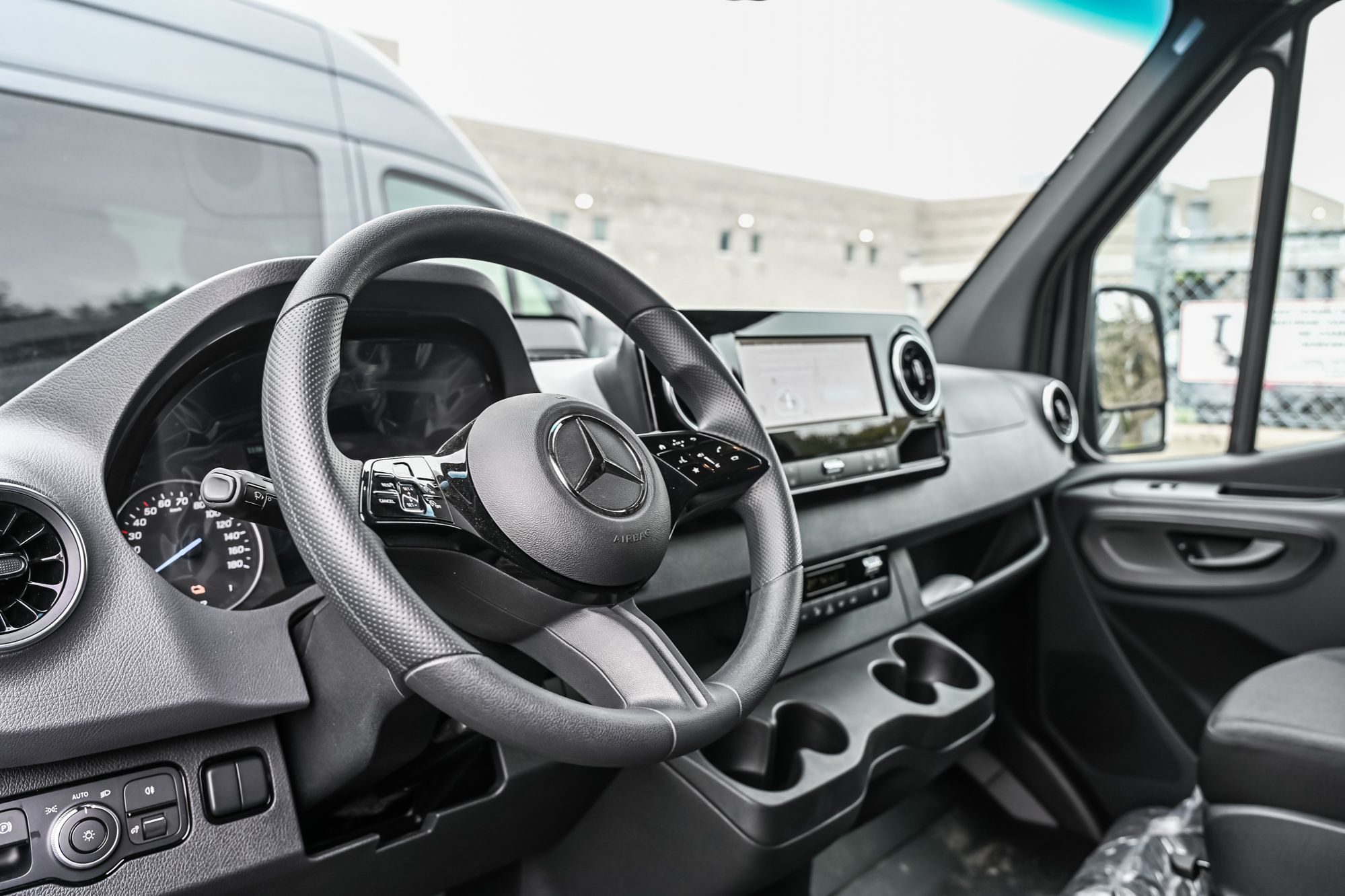 2025 Mercedes-Benz eSprinter Cargo Van in Dollard-des-Ormeaux, Quebec
