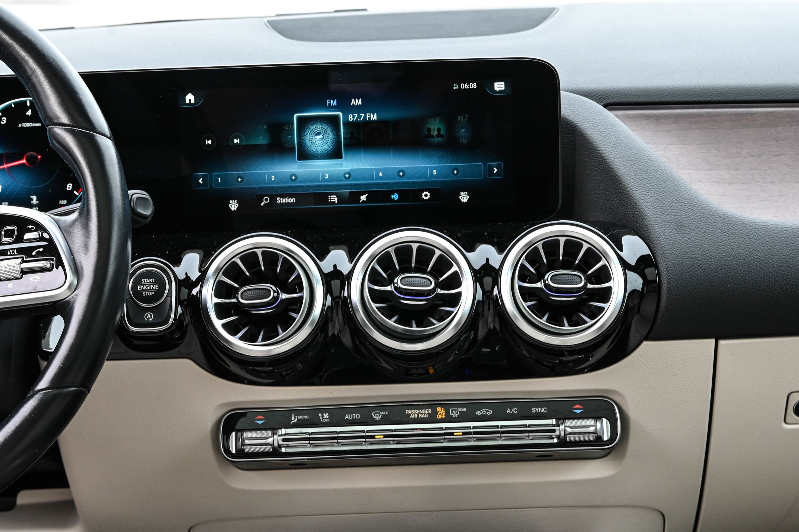 Mercedes-Benz GLA250  2023