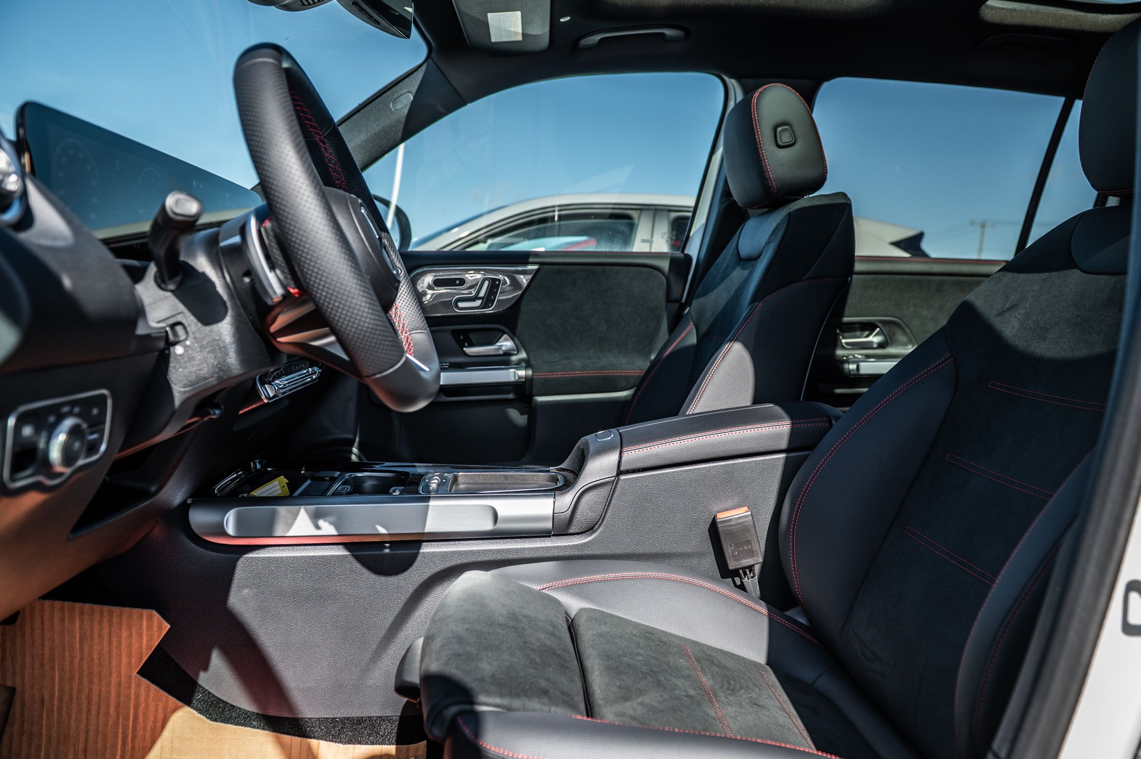 Mercedes-Benz GLB  2026