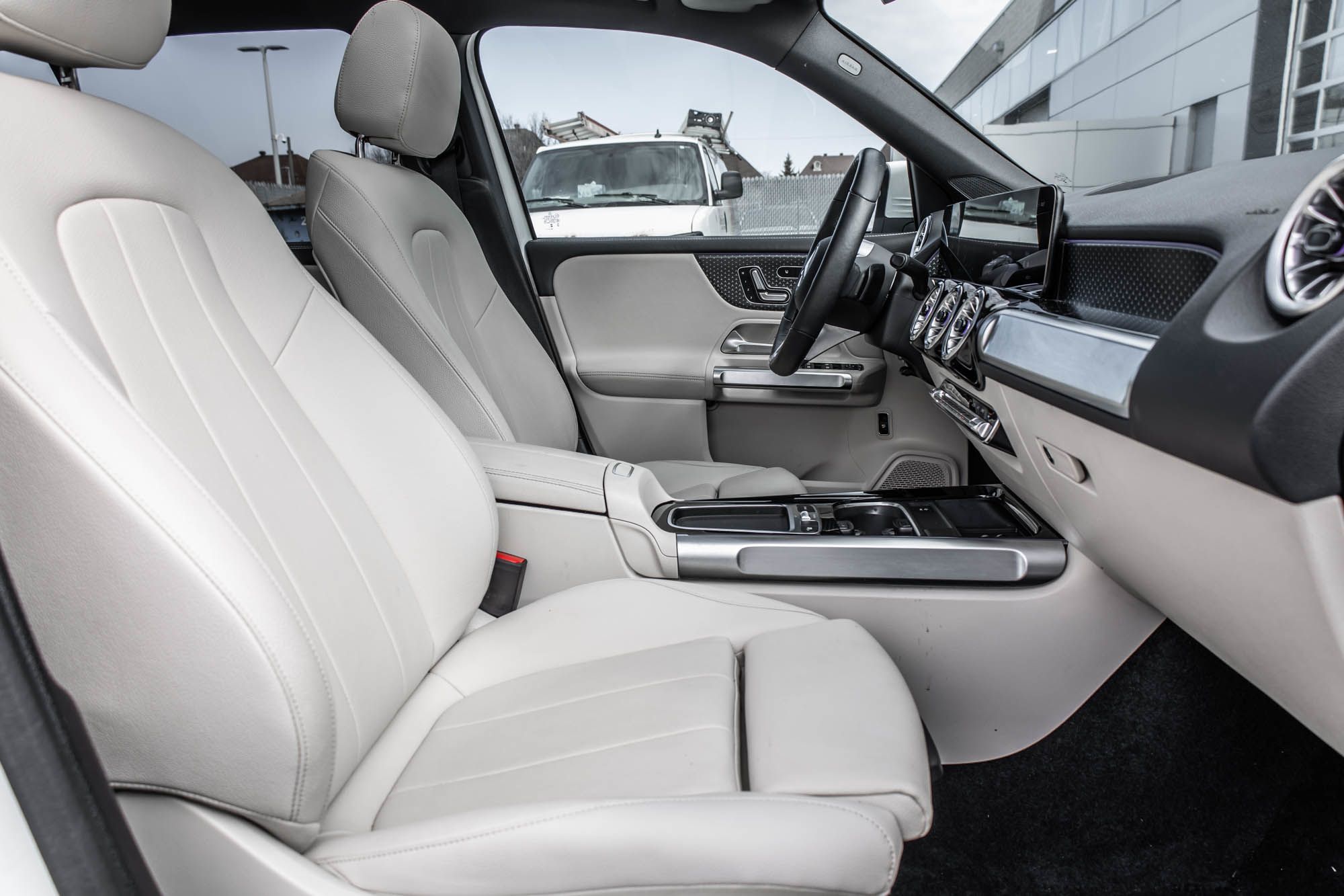 Mercedes-Benz GLB250  2025