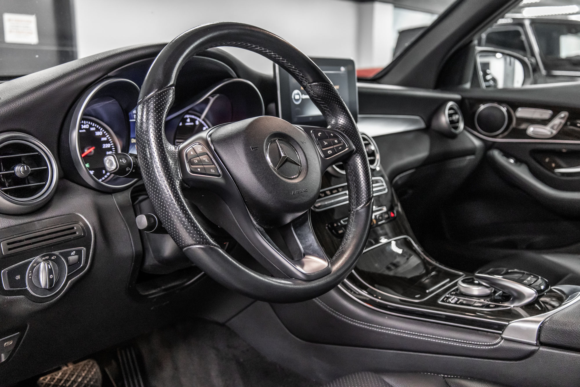 2018 Mercedes-Benz GLC300 in Dollard-des-Ormeaux, Quebec