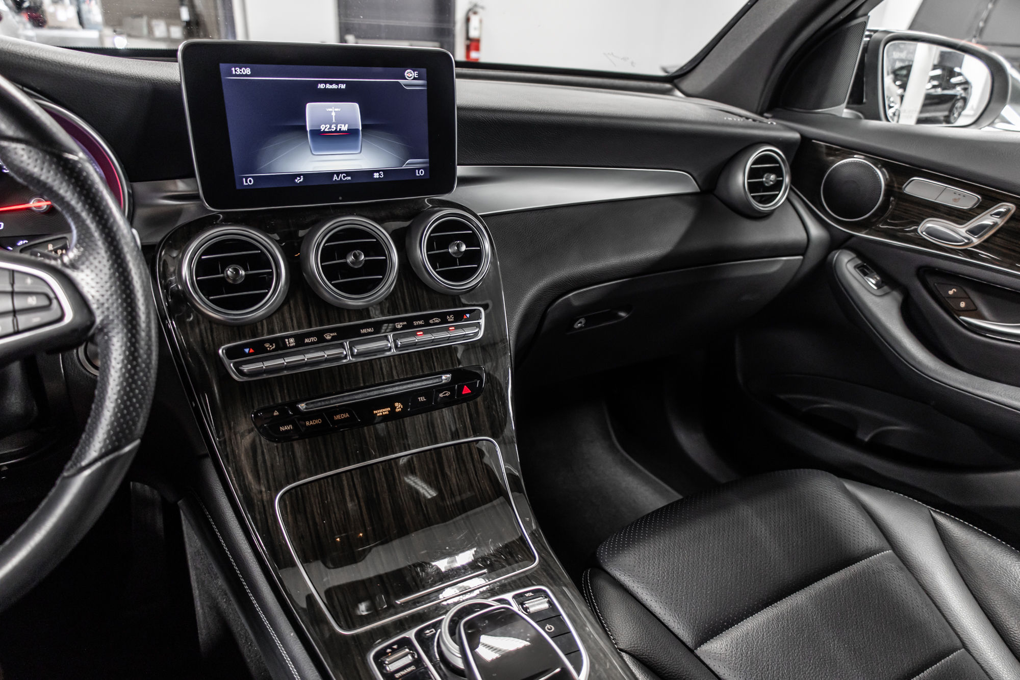 2018 Mercedes-Benz GLC300 in Dollard-des-Ormeaux, Quebec