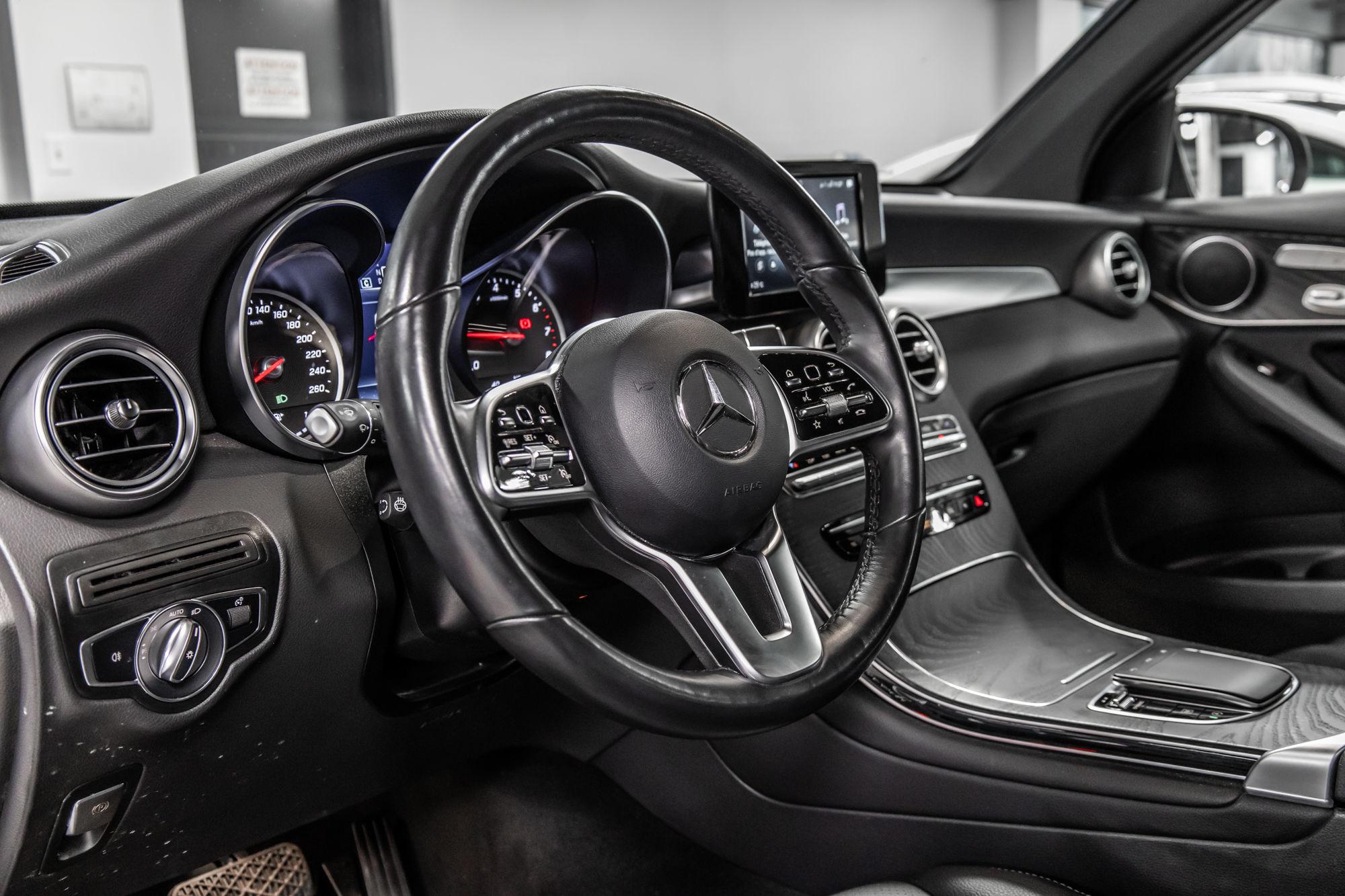 Mercedes-Benz GLC300  2022 à Dollard-des-Ormeaux, Québec