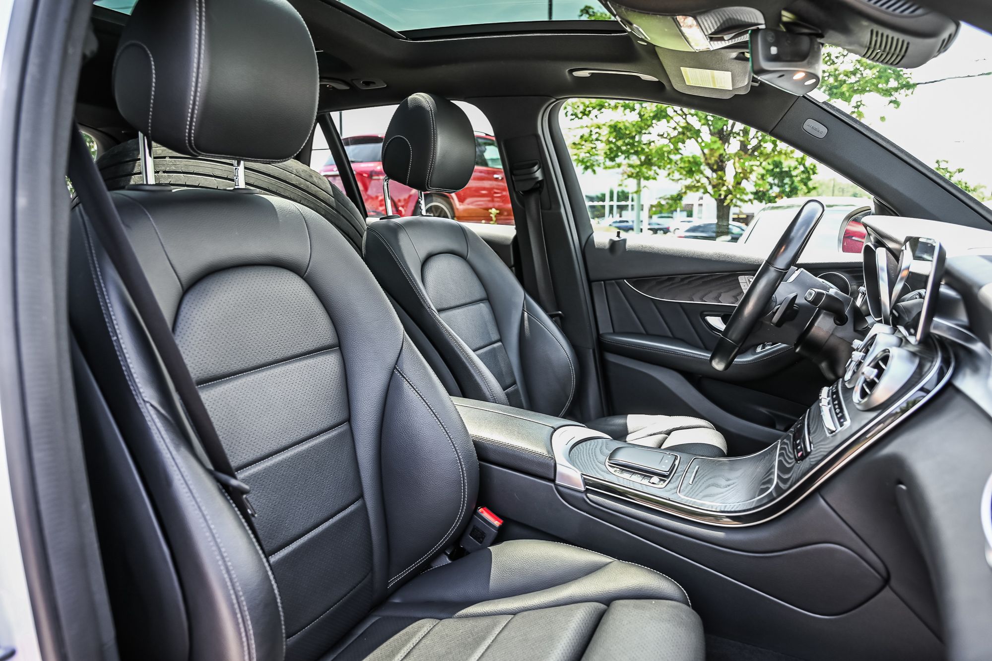 2022 Mercedes-Benz GLC300 in Dollard-des-Ormeaux, Quebec