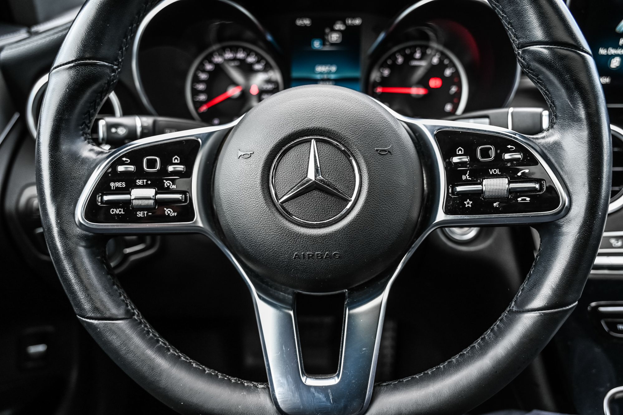 2023 Mercedes-Benz GLC300 in Dollard-des-Ormeaux, Quebec