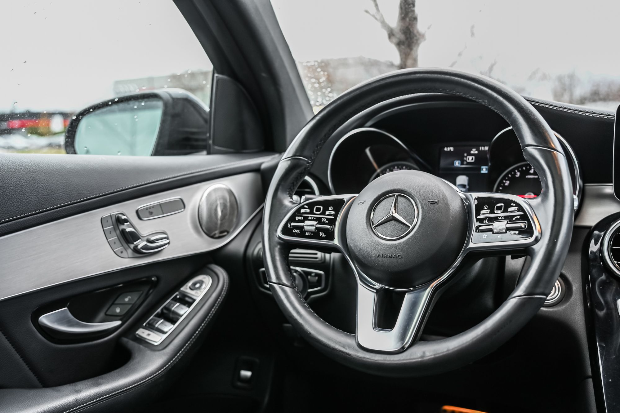 2023 Mercedes-Benz GLC300 in Dollard-des-Ormeaux, Quebec