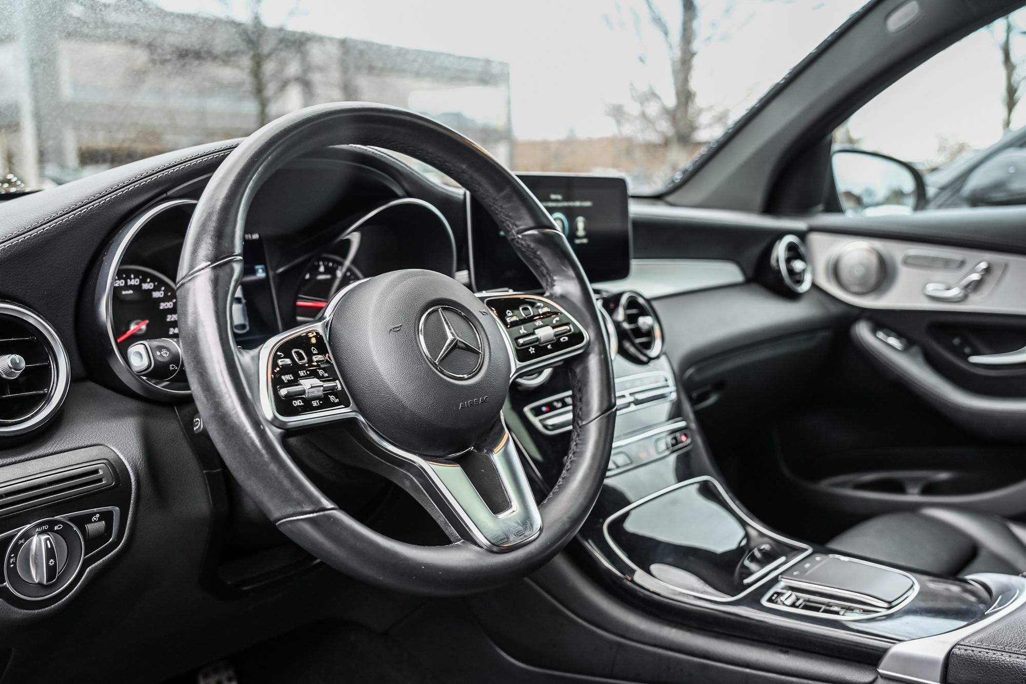 2023 Mercedes-Benz GLC300 in Dollard-des-Ormeaux, Quebec