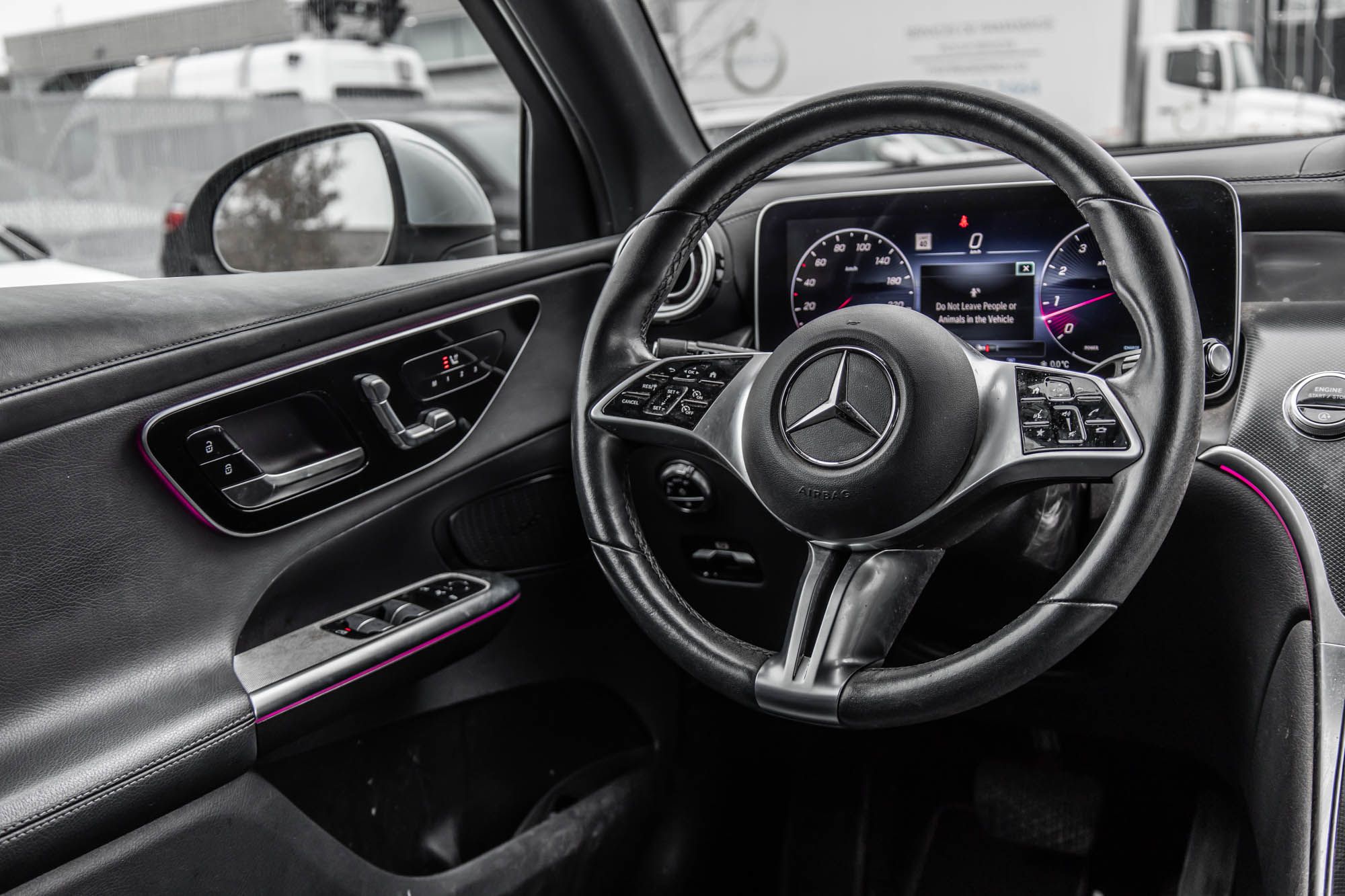 Mercedes-Benz GLC300  2023