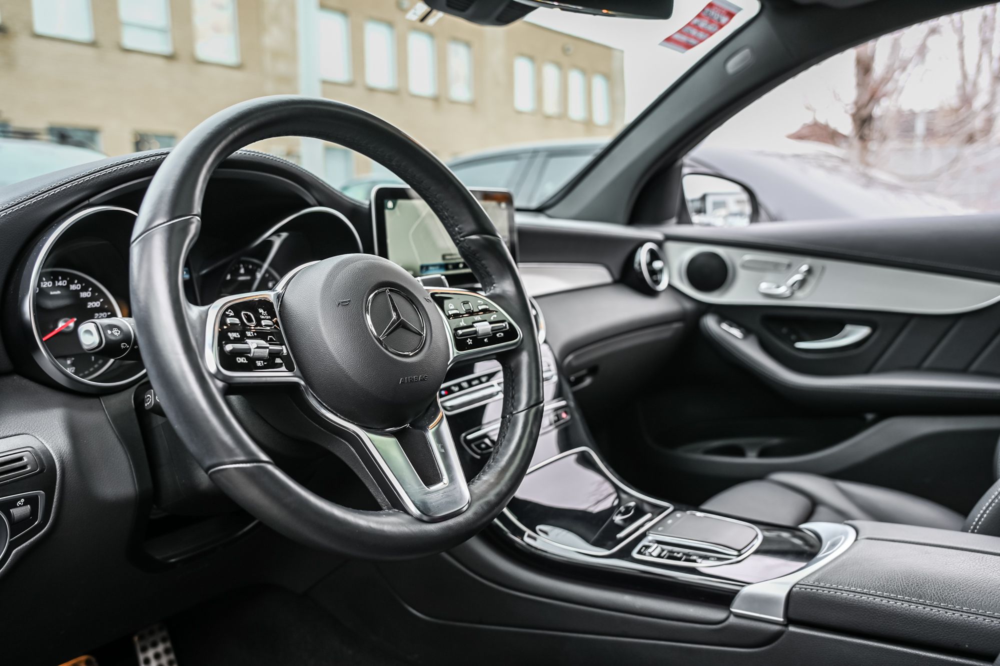 Mercedes-Benz GLC300  2023 à Dollard-des-Ormeaux, Québec