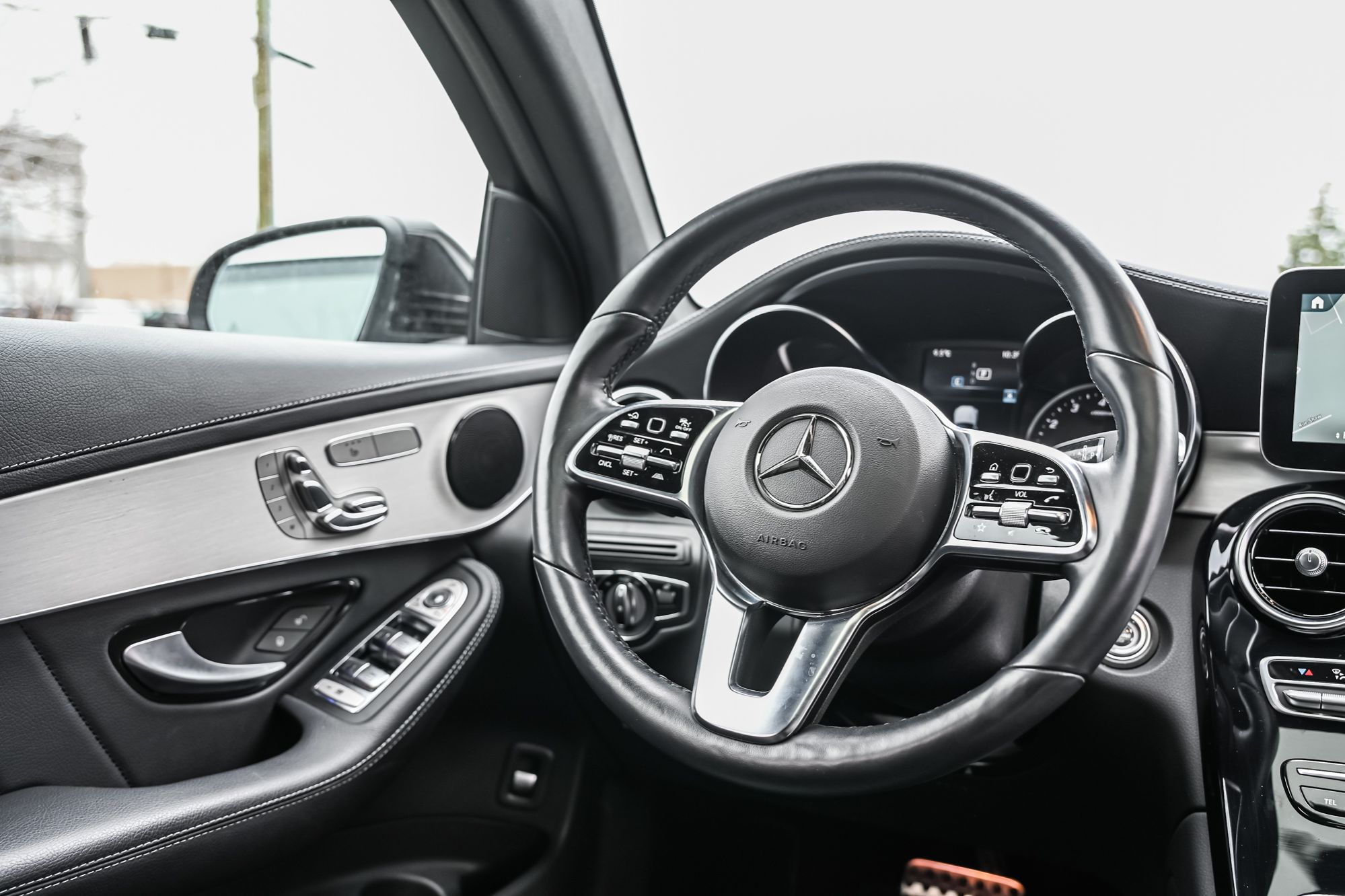 Mercedes-Benz GLC300  2023 à Dollard-des-Ormeaux, Québec