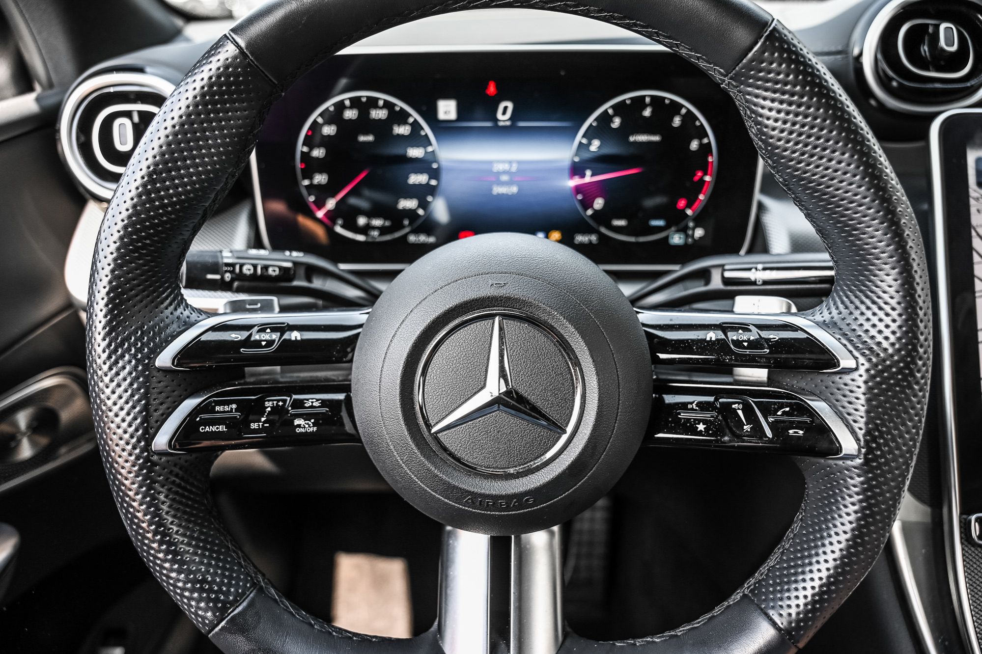 2024 Mercedes-Benz GLC300 in Dollard-des-Ormeaux, Quebec