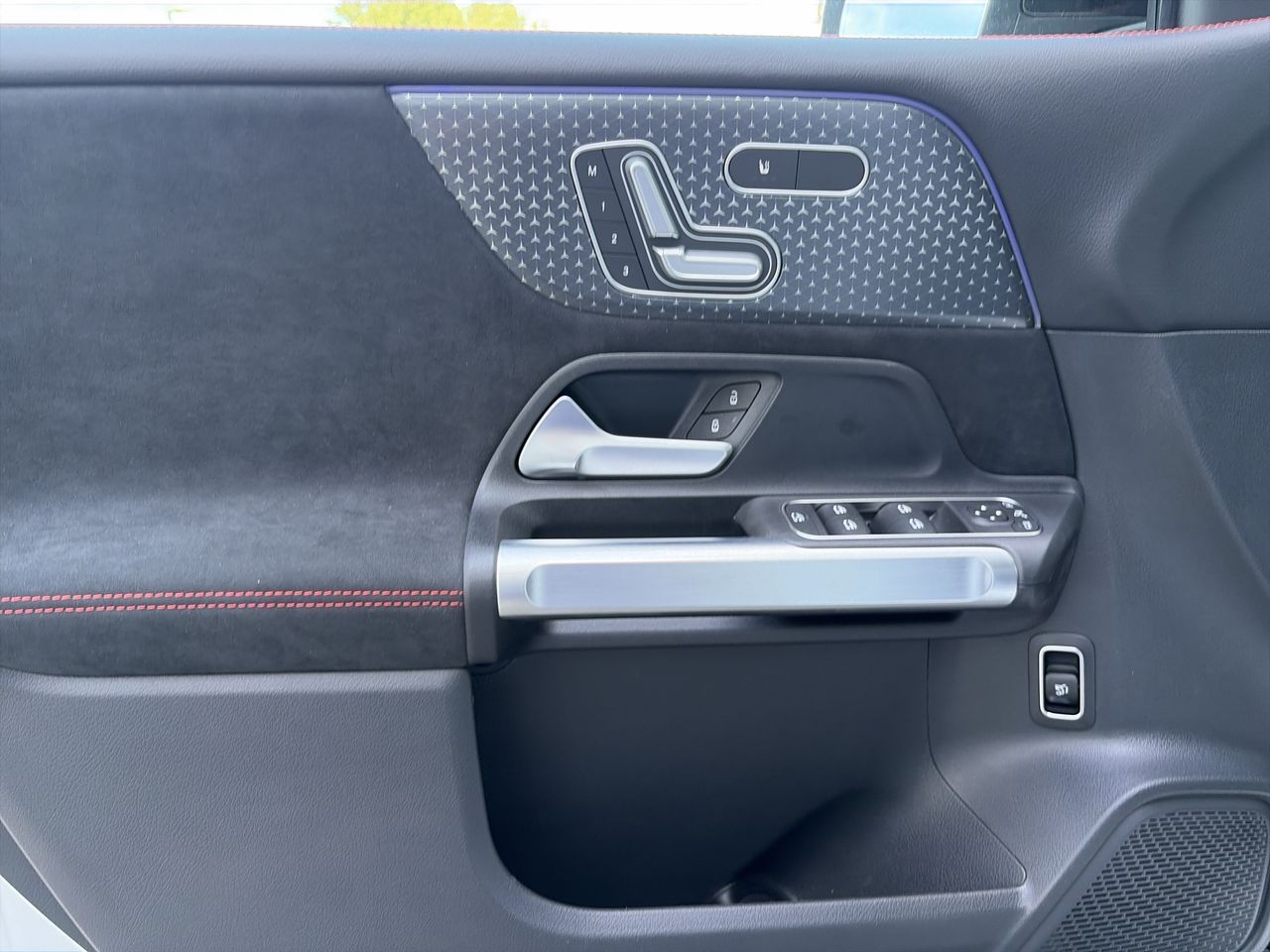 Mercedes-Benz GLB  2026