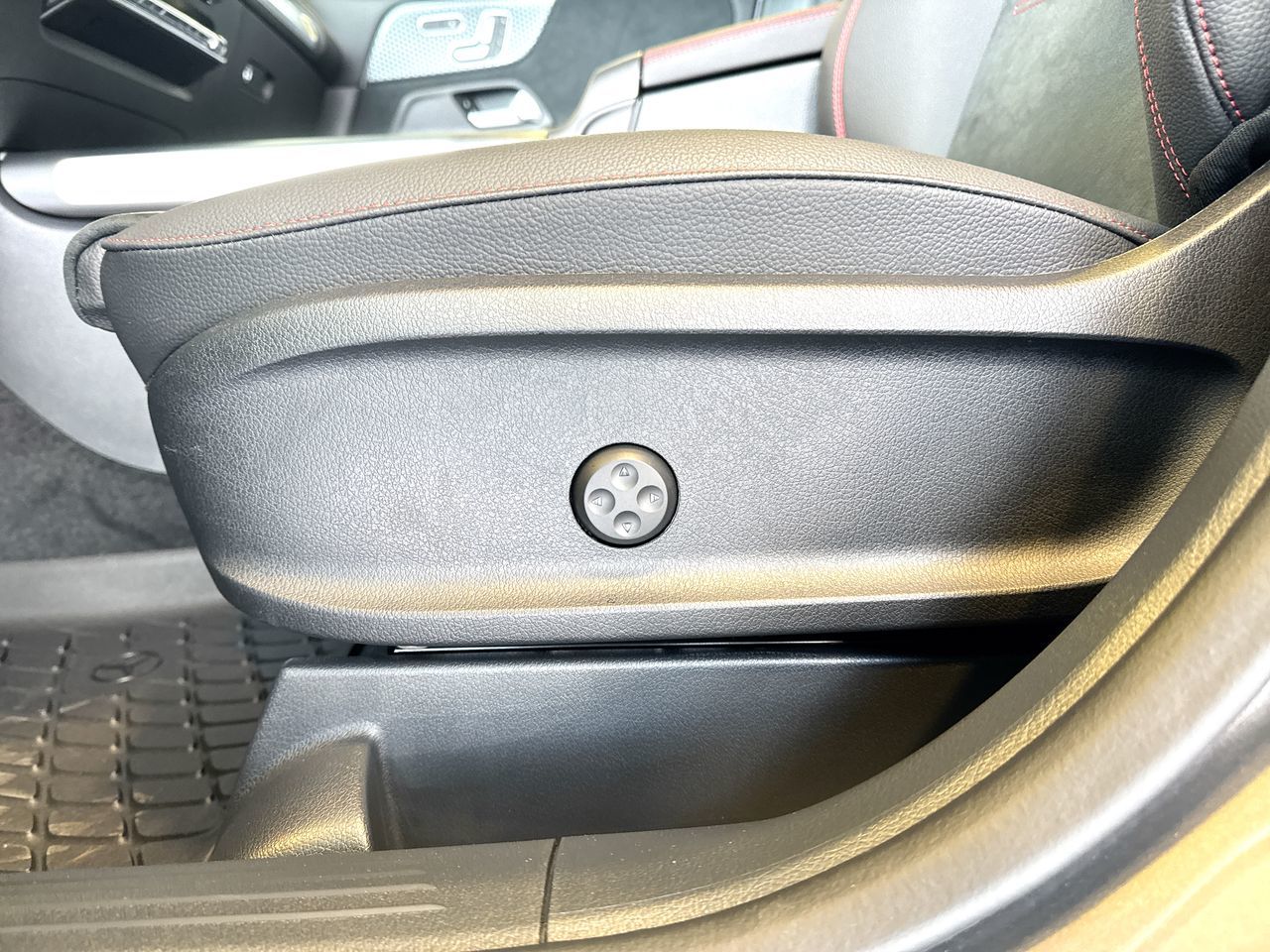 Mercedes-Benz GLB  2026