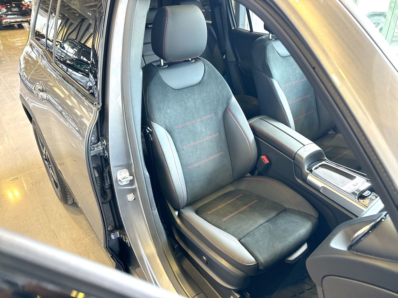 Mercedes-Benz GLB  2026