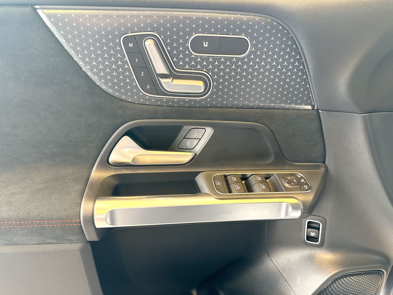 Mercedes-Benz GLB  2026