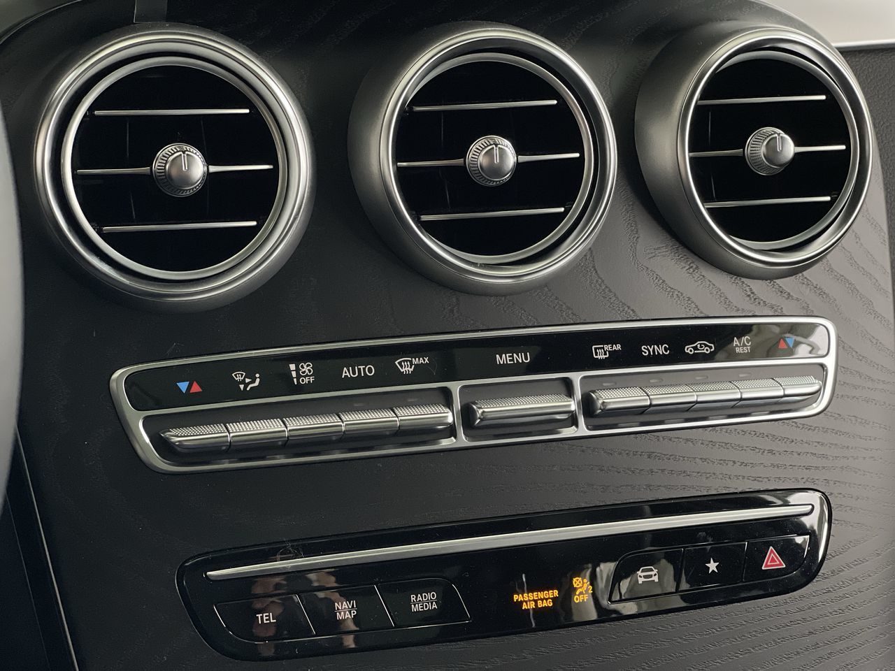 2022 Mercedes-Benz GLC300 in Dollard-des-Ormeaux, Quebec