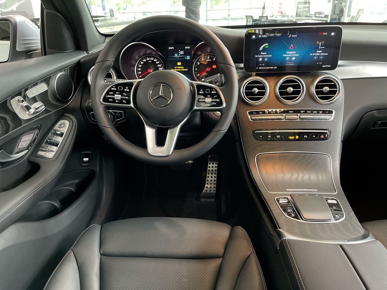 2022 Mercedes-Benz GLC300 in Dollard-des-Ormeaux, Quebec