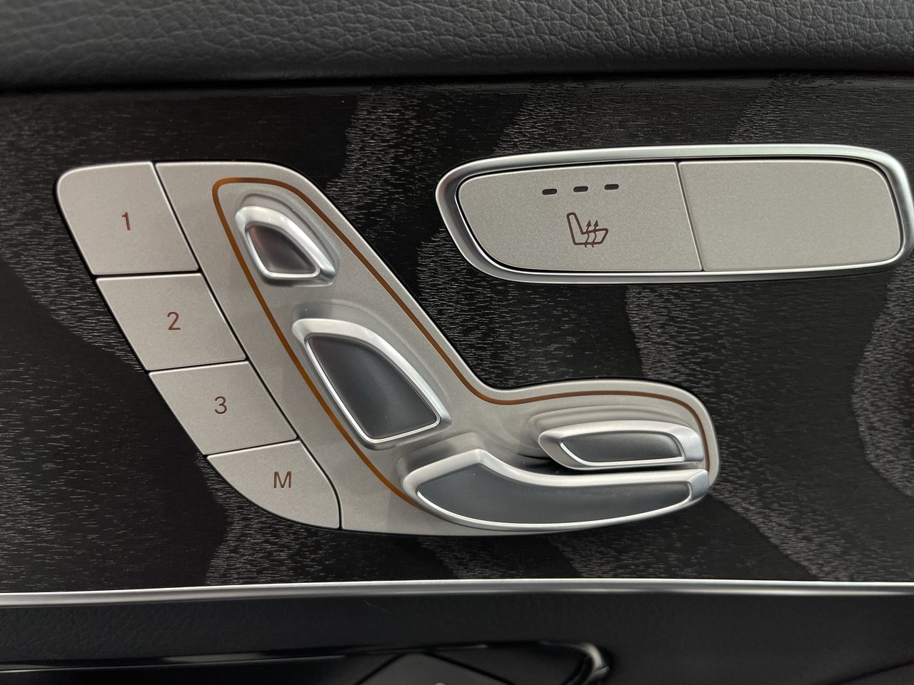 2022 Mercedes-Benz GLC300 in Dollard-des-Ormeaux, Quebec