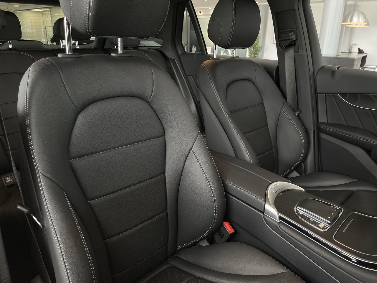 2022 Mercedes-Benz GLC300 in Dollard-des-Ormeaux, Quebec