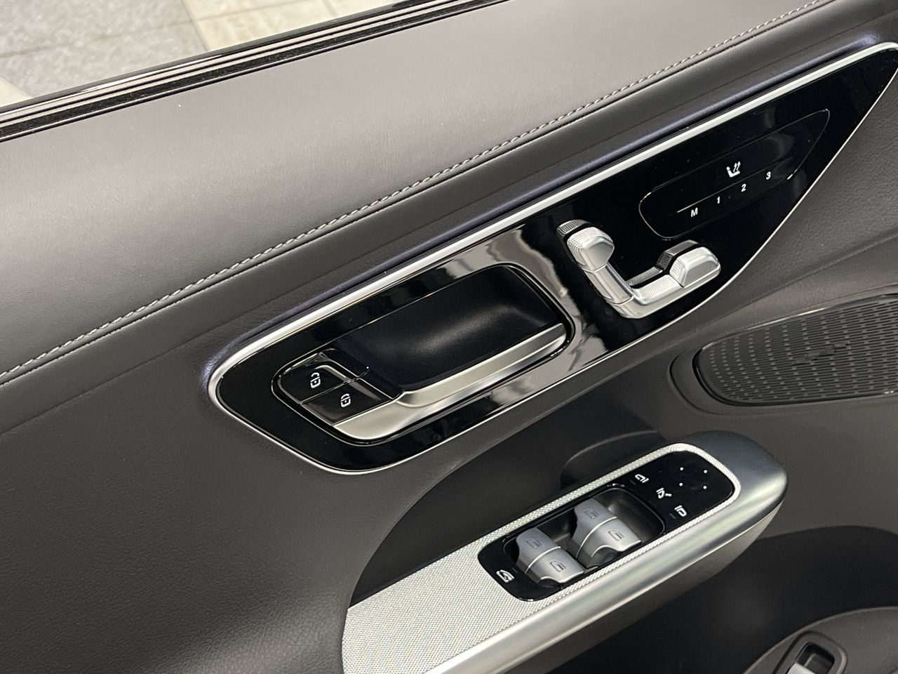 Mercedes-Benz GLC300  2023