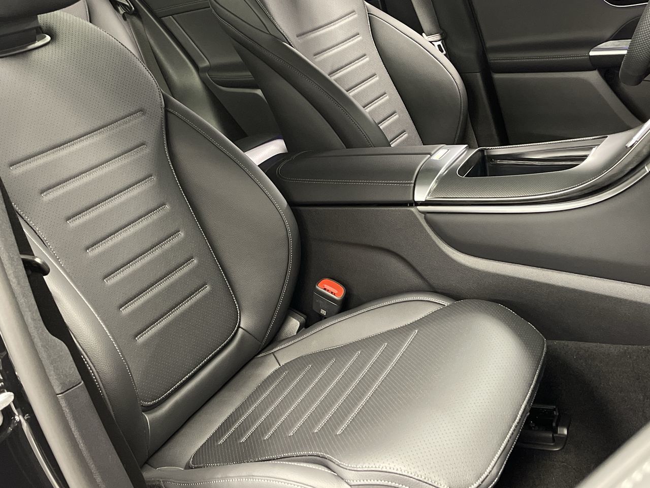 2023 Mercedes-Benz GLC300 in Dollard-des-Ormeaux, Quebec