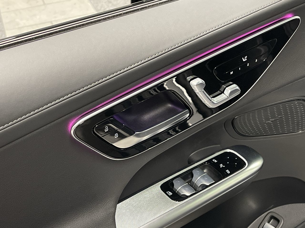 Mercedes-Benz GLC300  2023