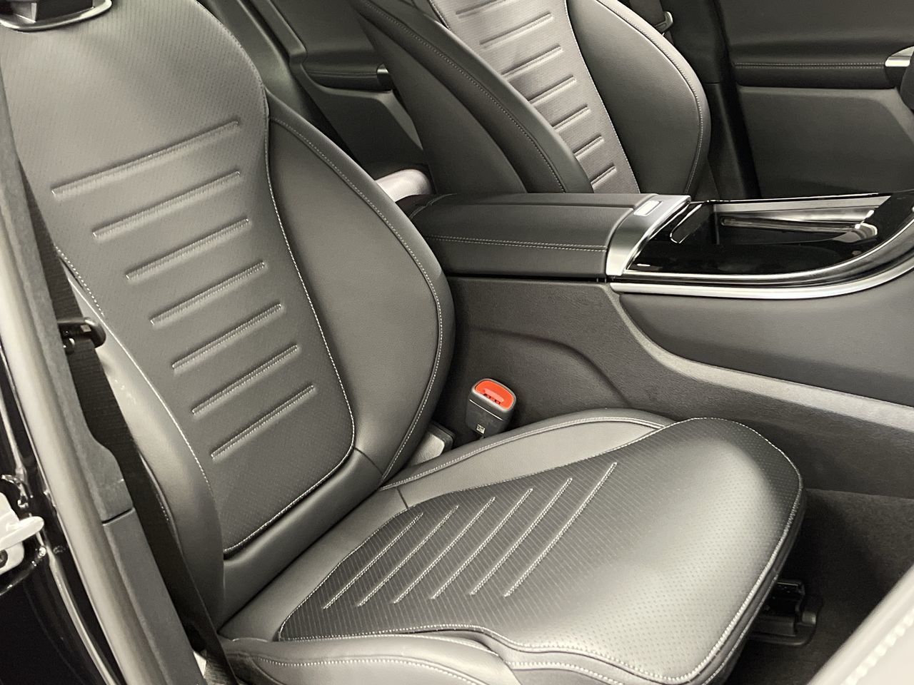 Mercedes-Benz GLC300  2023