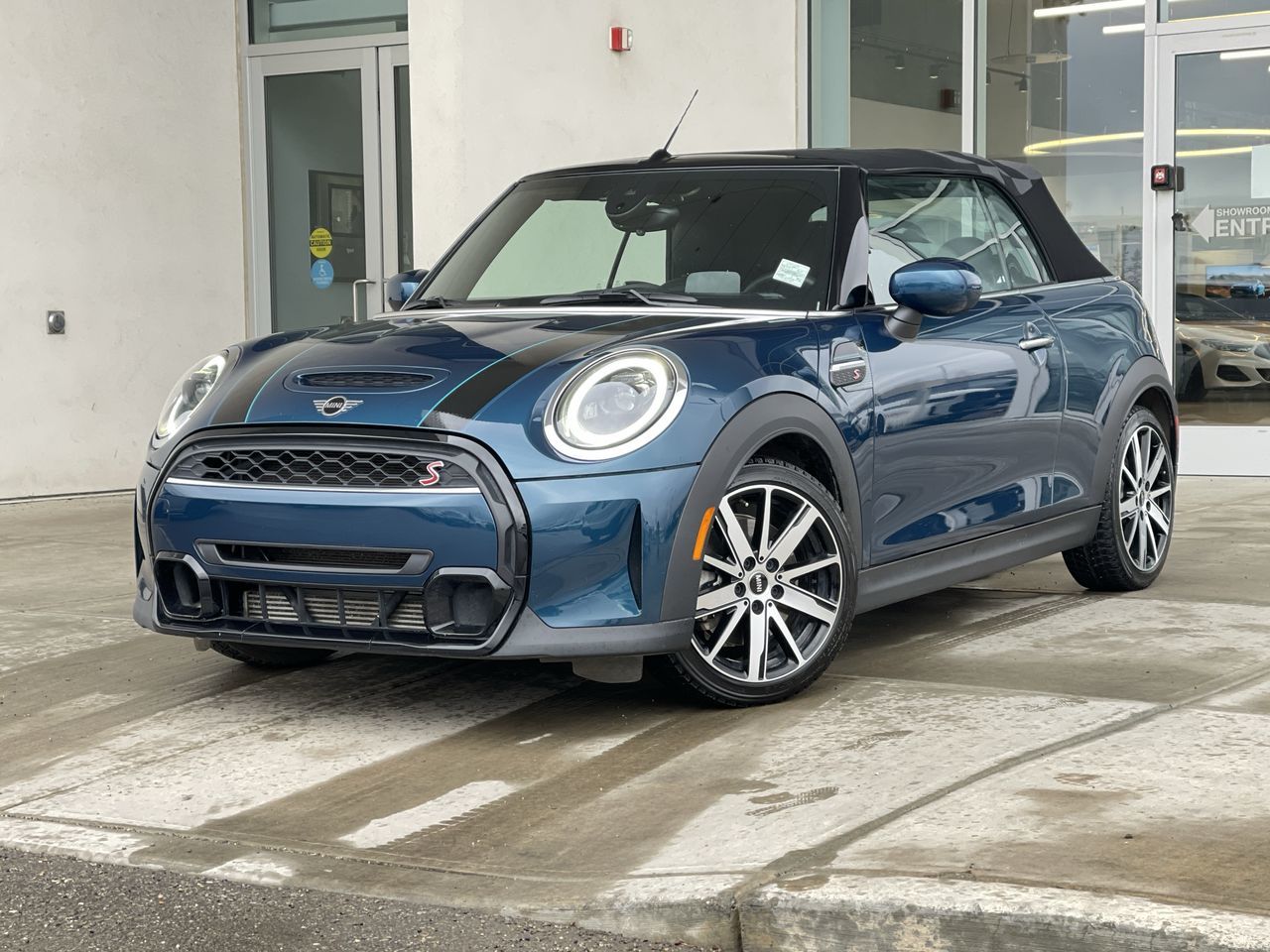 MINI Convertible  2023 à Calgary, Alberta