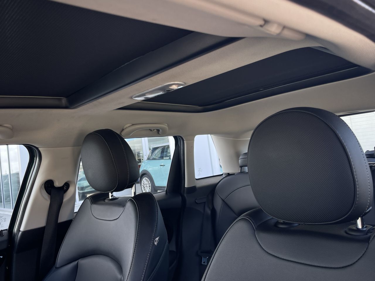 MINI Cooper Hardtop 5 Door  2015 à Calgary, Alberta