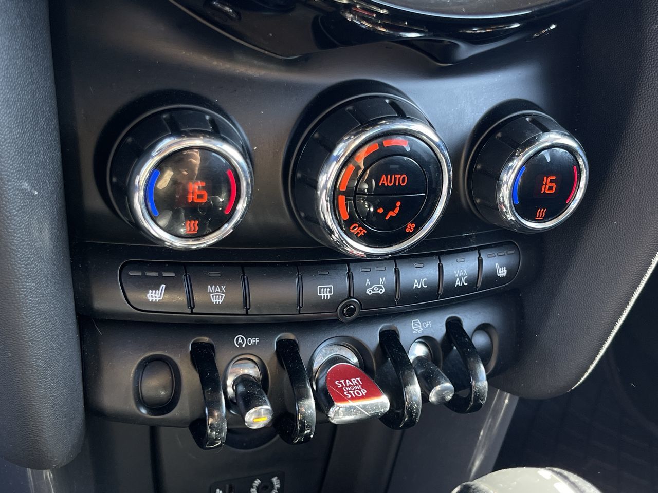 MINI Cooper Hardtop 5 Door  2016 à Calgary, Alberta
