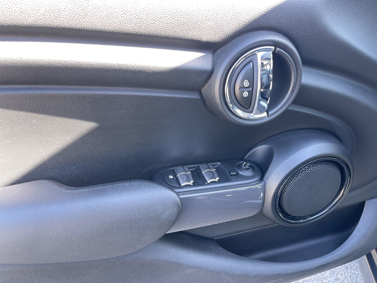 MINI Cooper Hardtop 5 Door  2016 à Calgary, Alberta