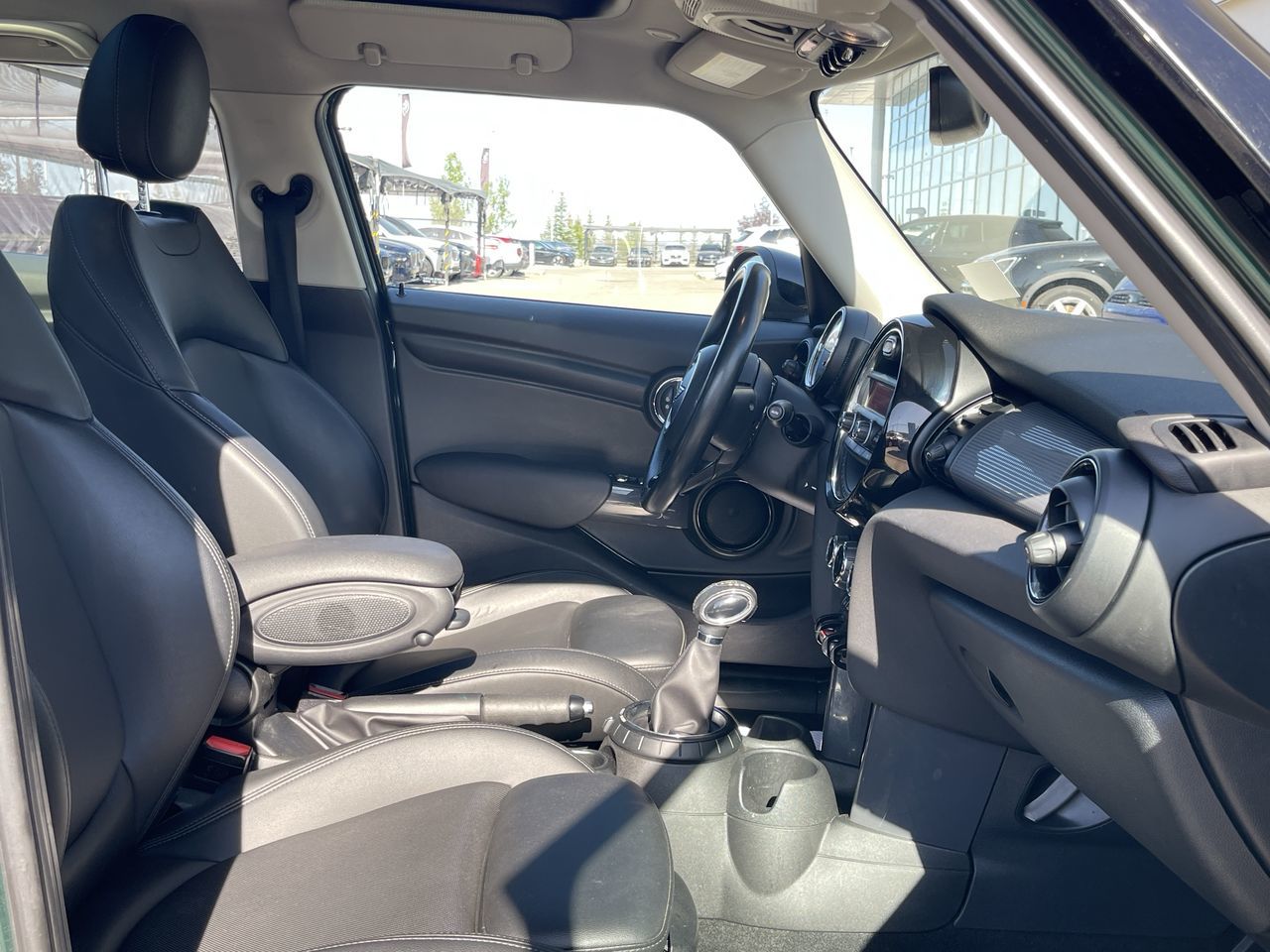 MINI Cooper Hardtop 5 Door  2016 à Calgary, Alberta