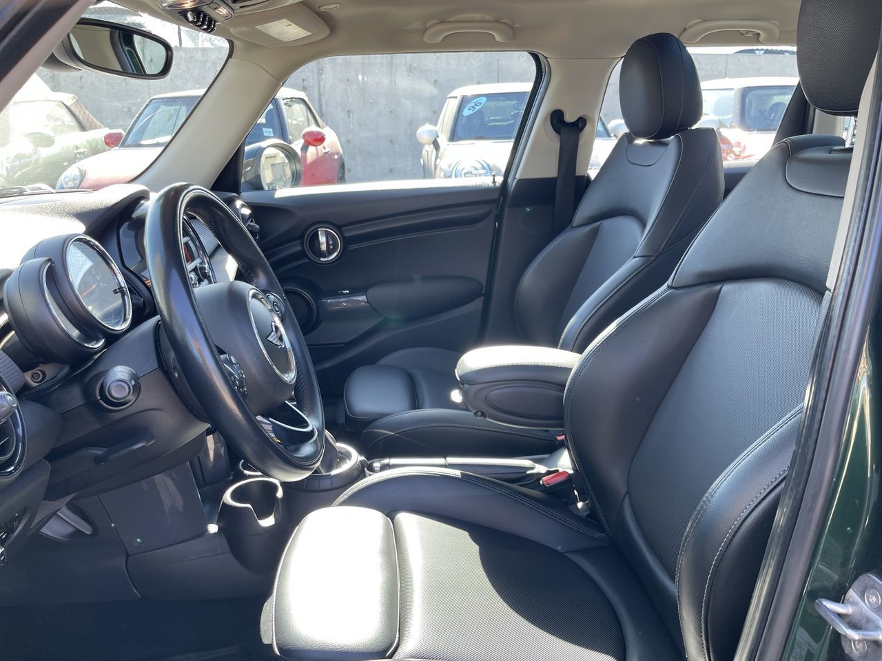 MINI Cooper Hardtop 5 Door  2016 à Calgary, Alberta