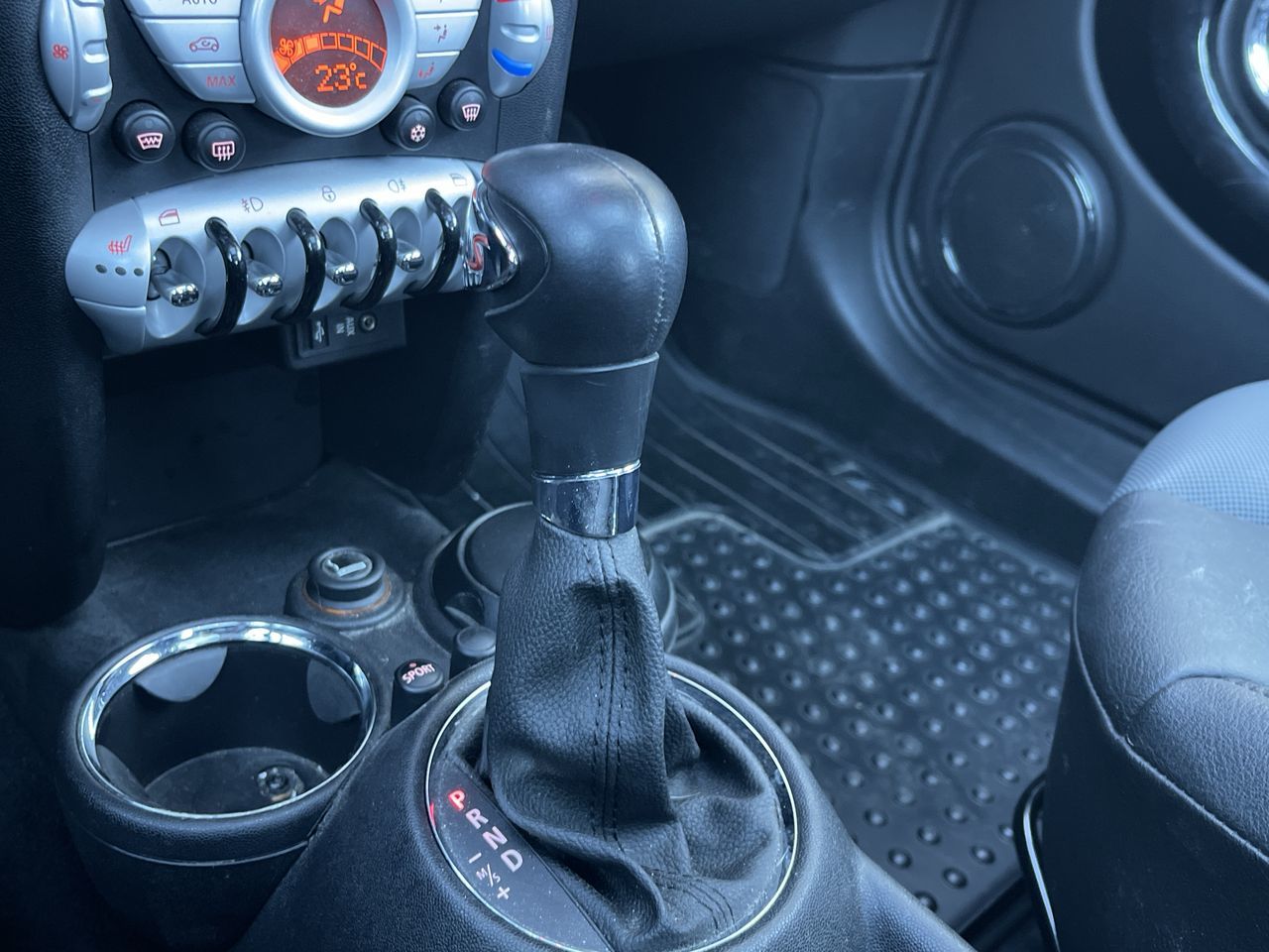 MINI Cooper Hardtop  2009 à Calgary, Alberta