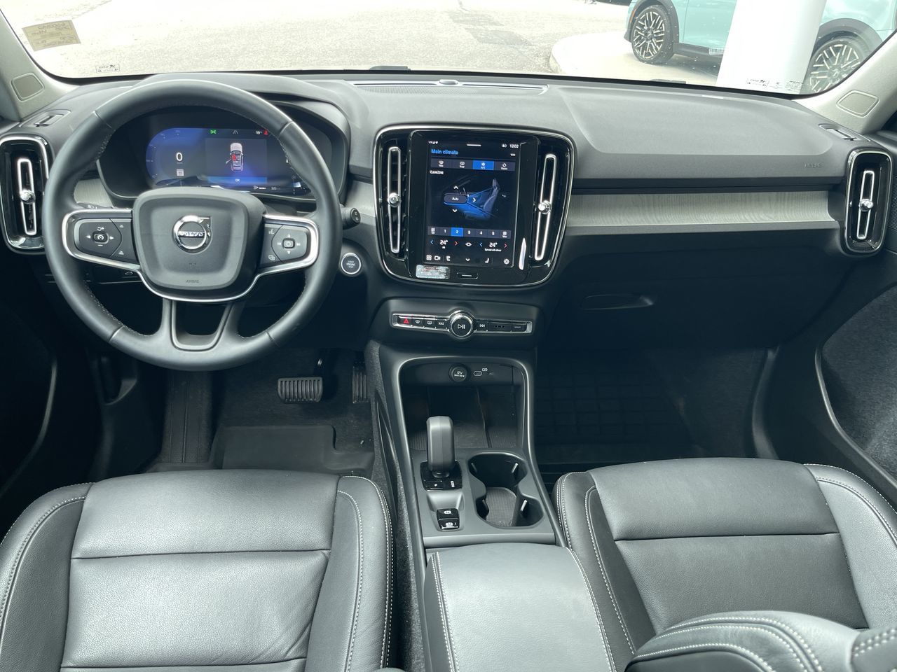 2025 Volvo XC40