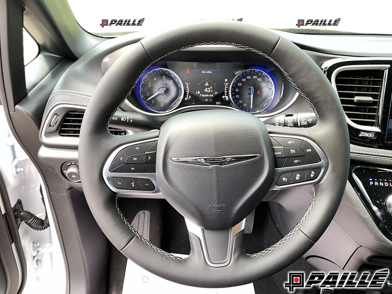 2025 Chrysler Pacifica in Nicolet, Quebec