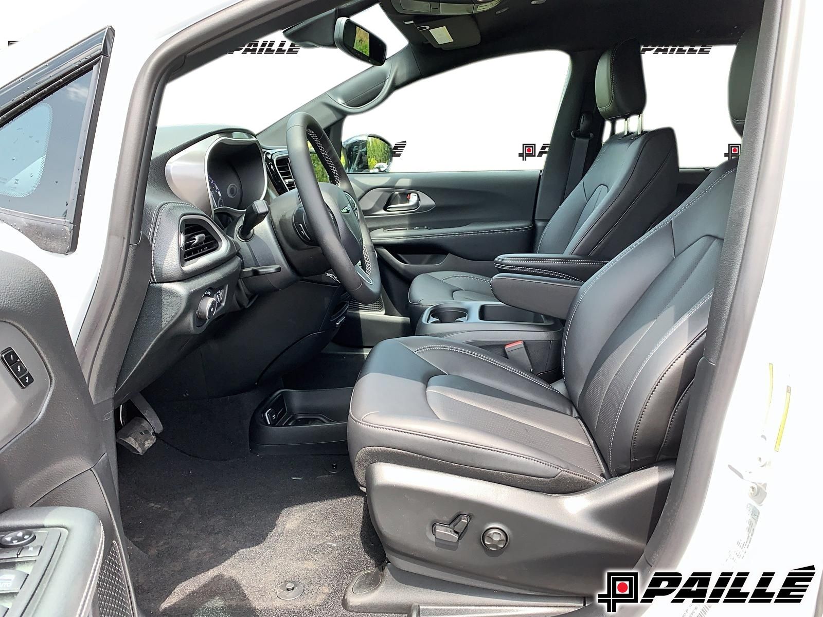 2025 Chrysler Pacifica in Nicolet, Quebec