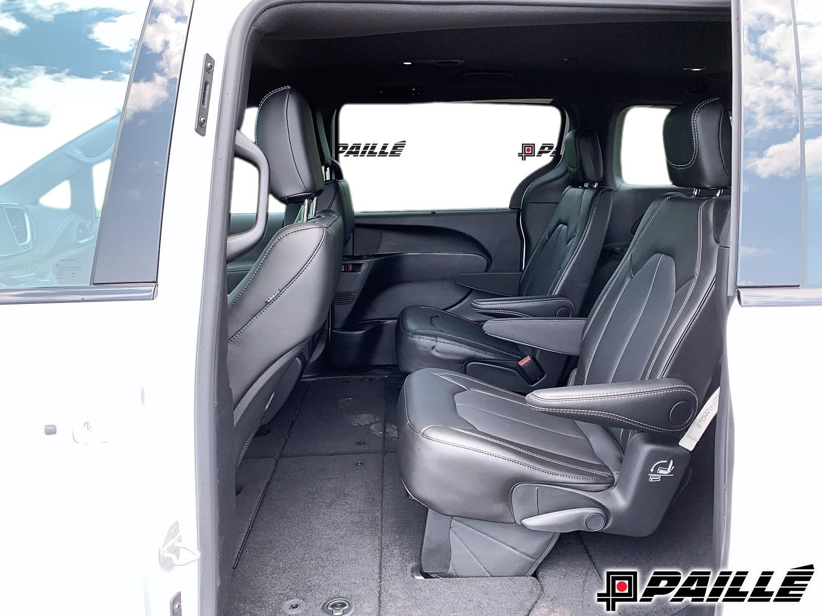 2025 Chrysler Pacifica in Nicolet, Quebec