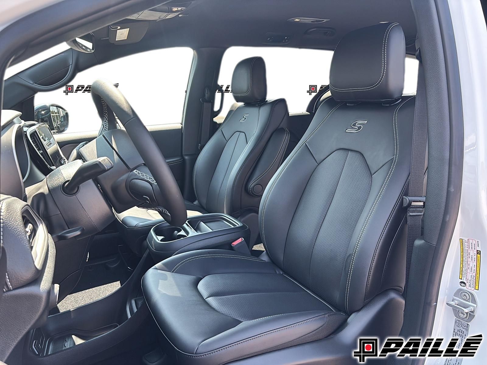 2027 Chrysler Pacifica in Nicolet, Quebec