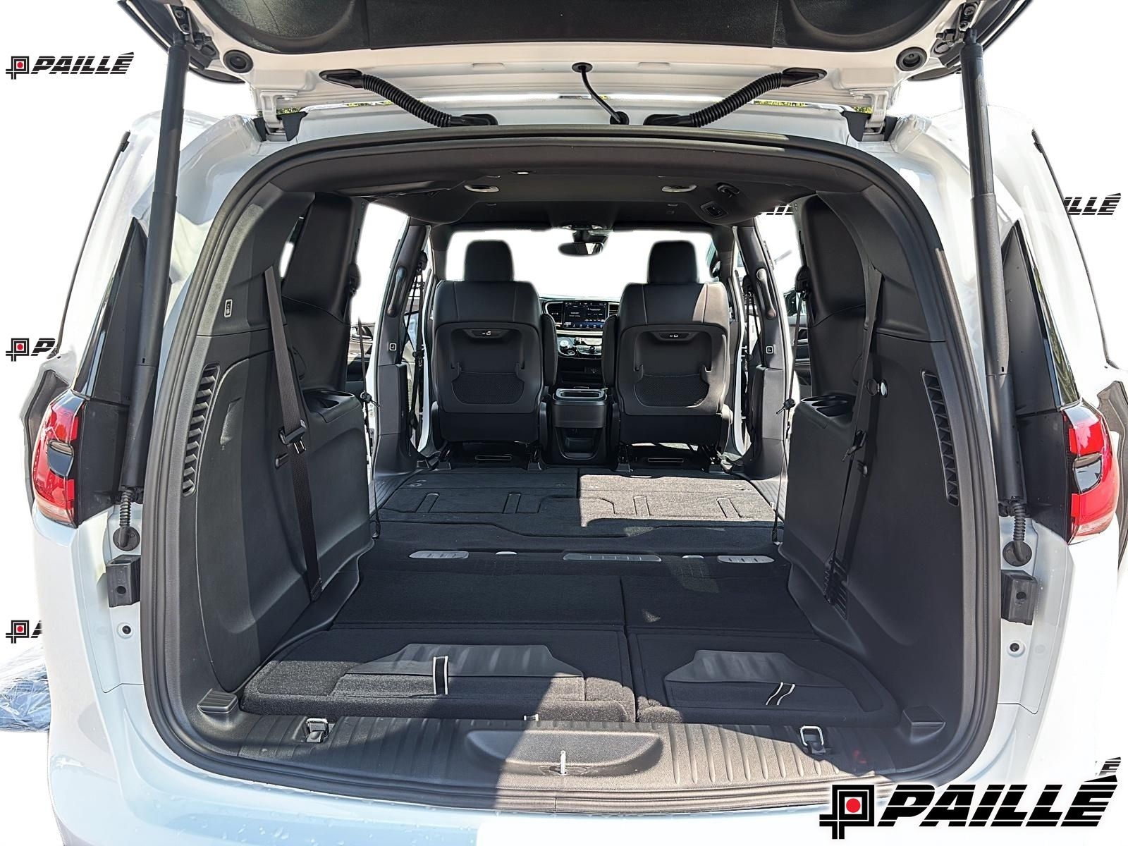 2027 Chrysler Pacifica in Nicolet, Quebec