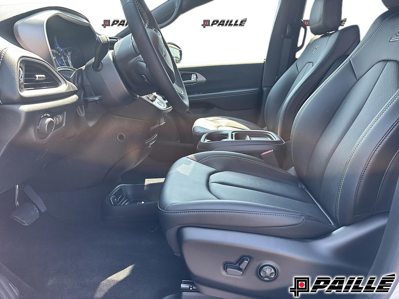2027 Chrysler Pacifica in Nicolet, Quebec