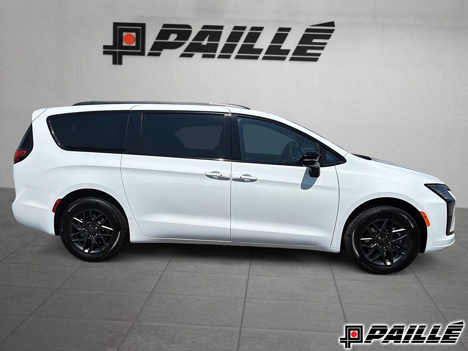 2027 Chrysler Pacifica in Nicolet, Quebec
