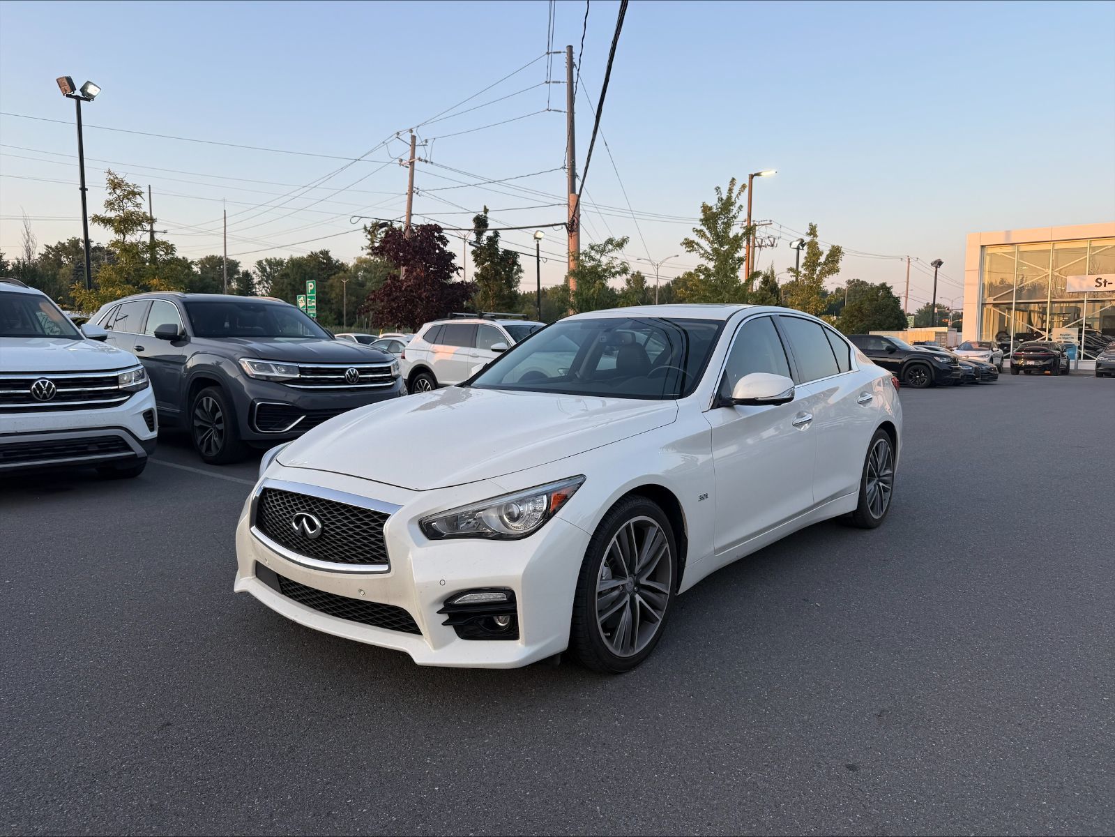 2016 Infiniti Q50 in Saint-Bruno-de-Montarville, Quebec