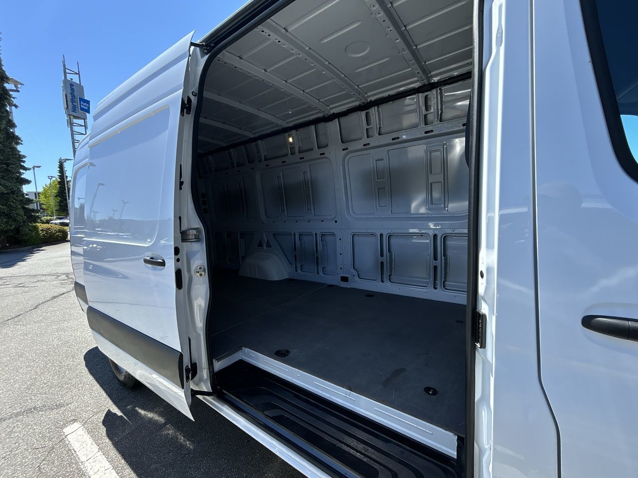 Mercedes-Benz Sprinter Cargo Van  2024 à Vancouver Nord, Colombie-Britannique