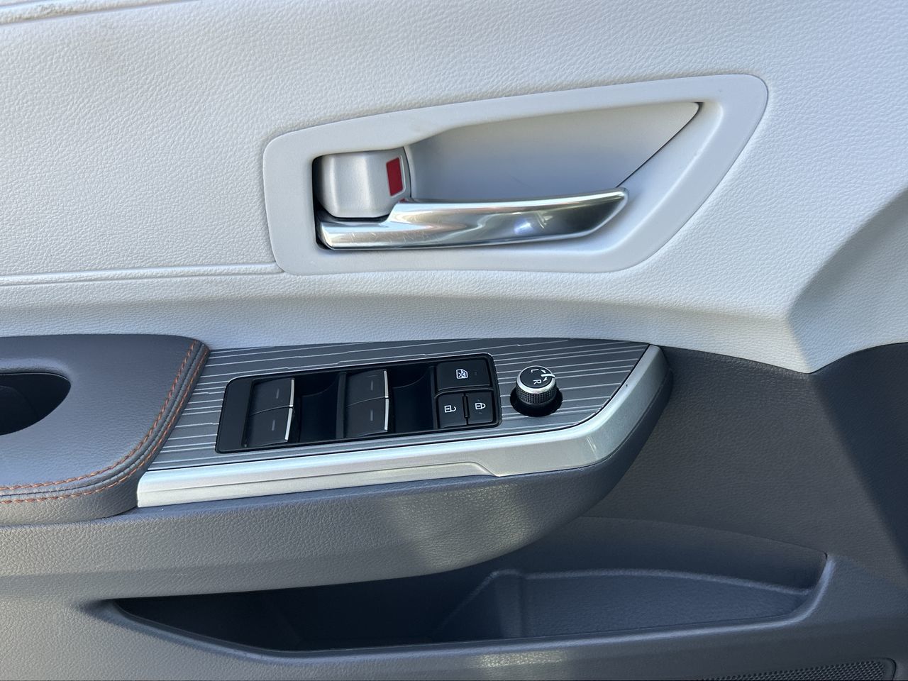 2022 Toyota Sienna Hybrid in North Vancouver, British Columbia