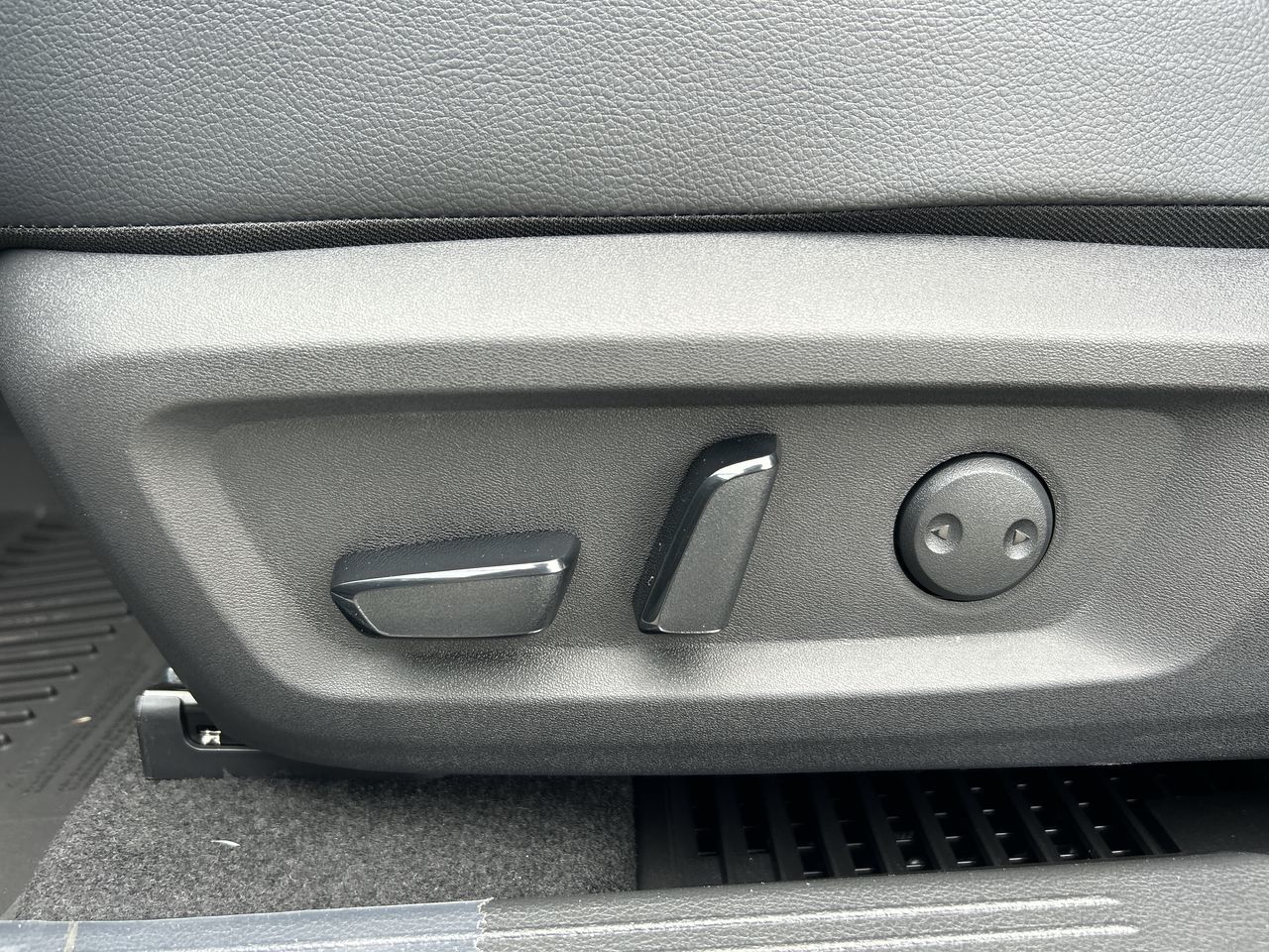 2025 Nissan Rogue in North Vancouver, British Columbia