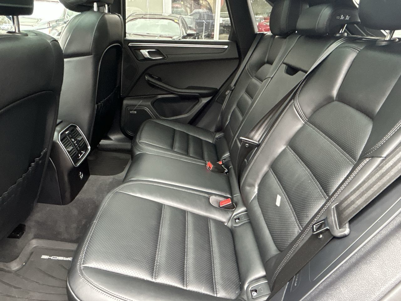 Porsche Macan  2023 à Oakville, Ontario