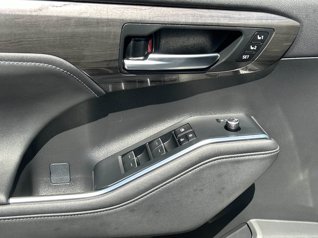 2023 Toyota Highlander hybrid in Oakville, Ontario