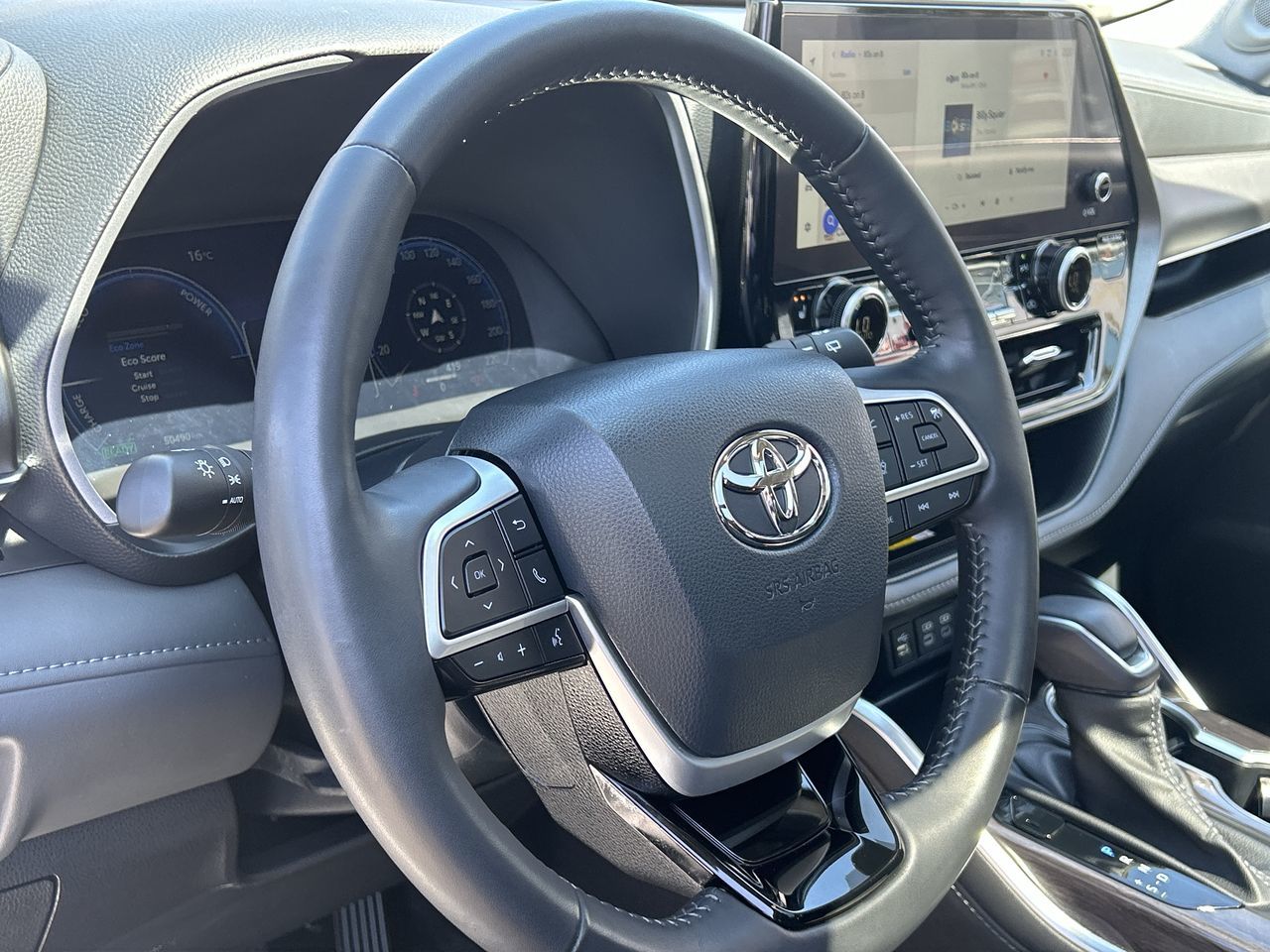 2023 Toyota Highlander hybrid in Oakville, Ontario